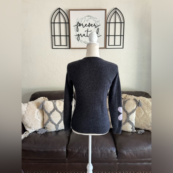 Saks Fifth Avenue Gray 100% Cashmere Crew Neck Sweater With Lavender Daisies - Picture 4 of 14